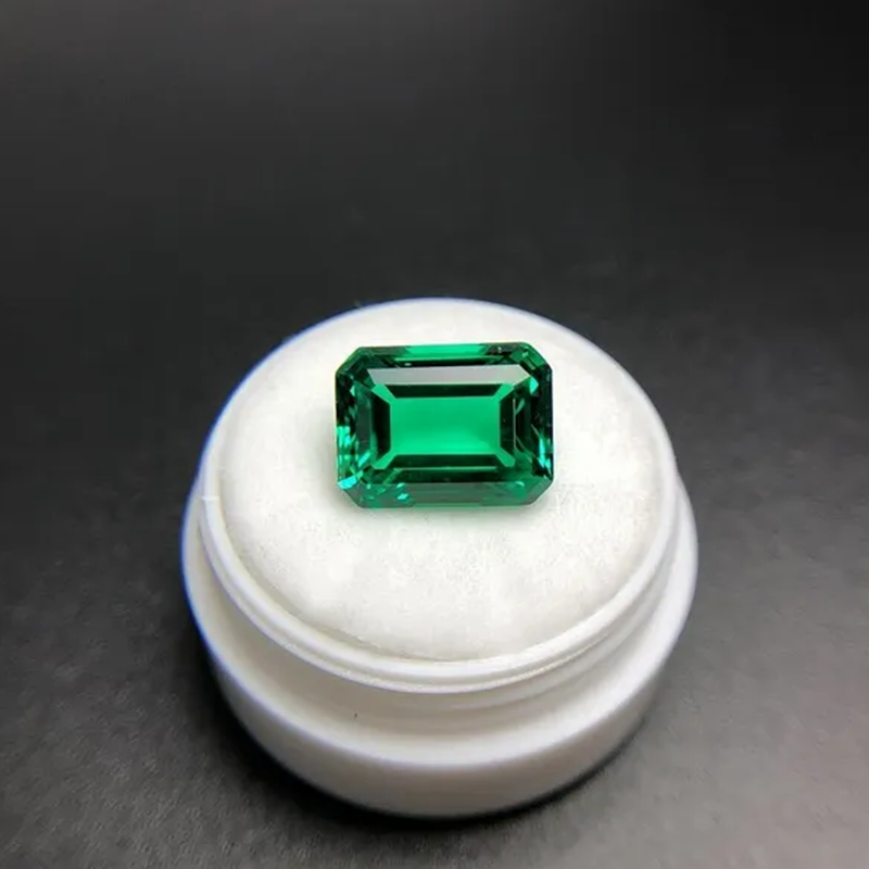 Vs Smartwatch - Pretty Emerald Green 10.50 Cts10x14mm Rectangle
